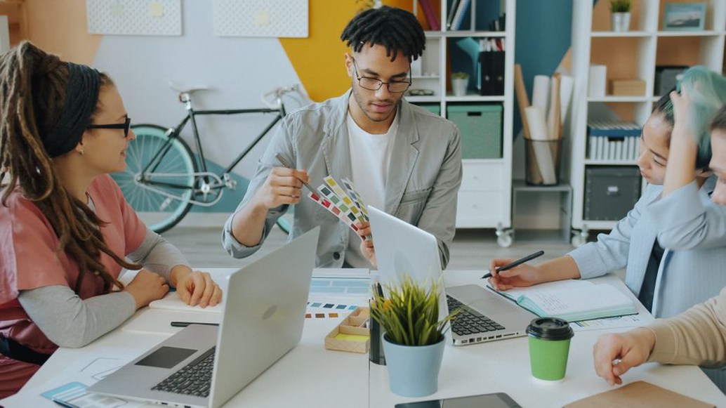 Un portfolio numérique présenté avec ses supports imprimés