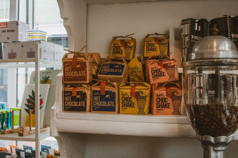 Produits artisanaux présentés avec leurs lieux de fabrication