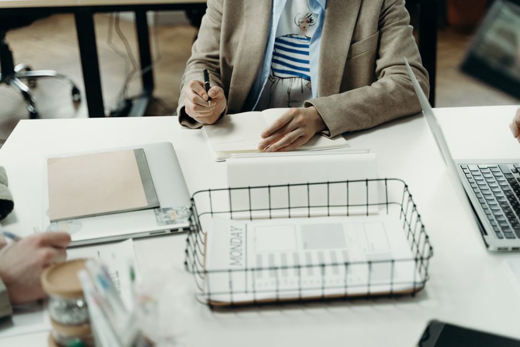 Planning éditorial annoté sur un bureau de travail