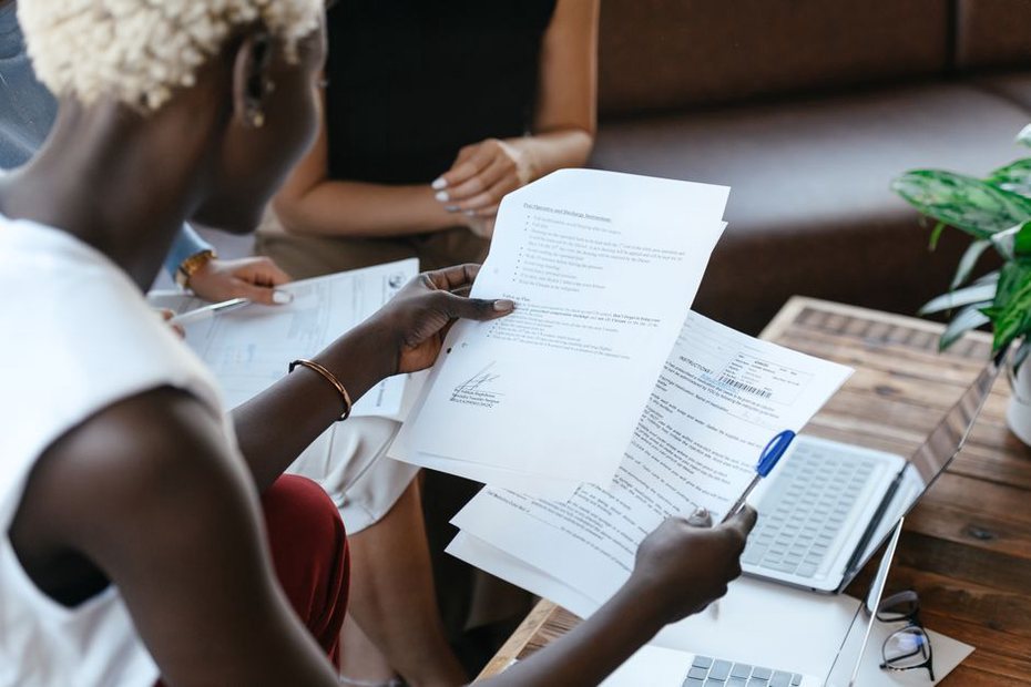 Une entrepreneuse compare ses supports de communication