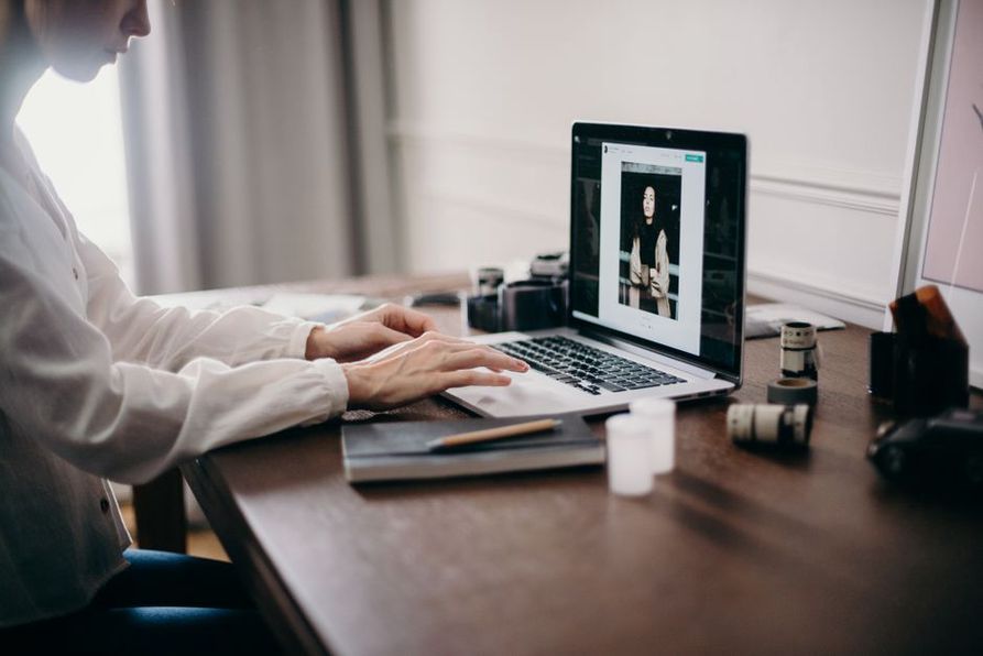 Une entrepreneuse ajuste les premières lignes de sa page