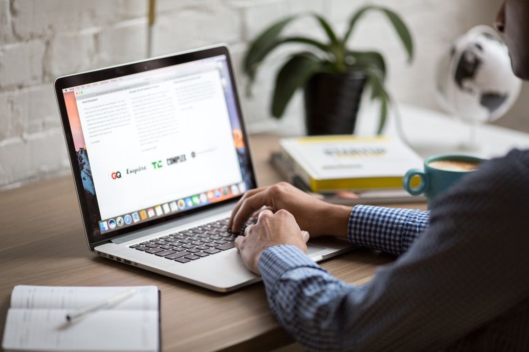 Une entrepreneuse organise les sujets de ses prochains e-mails