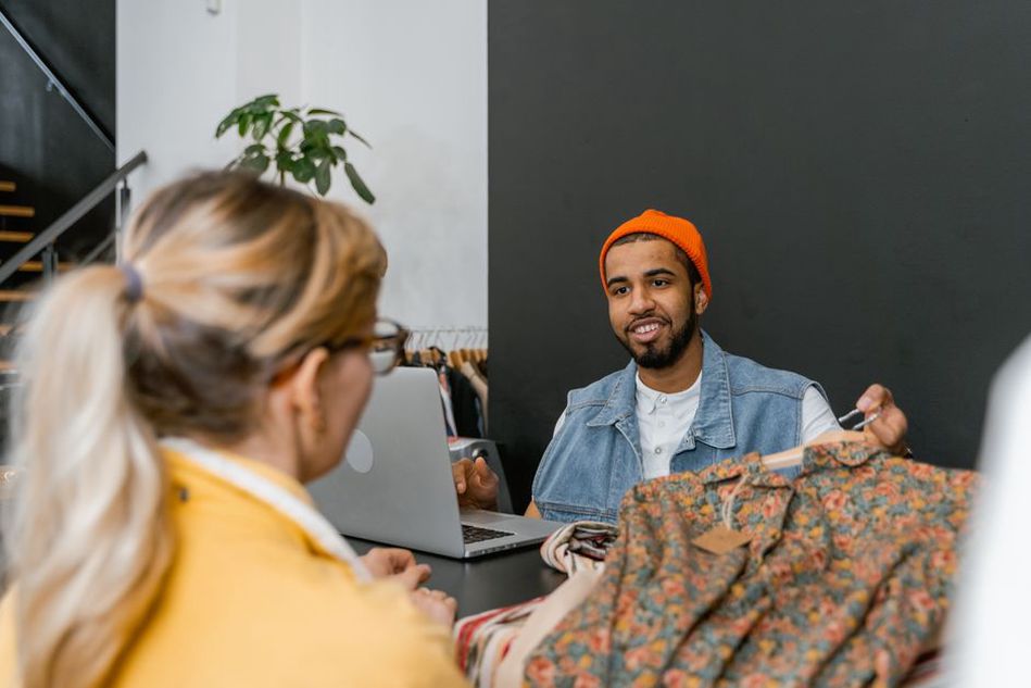 Une entrepreneuse lit un avis client à son bureau