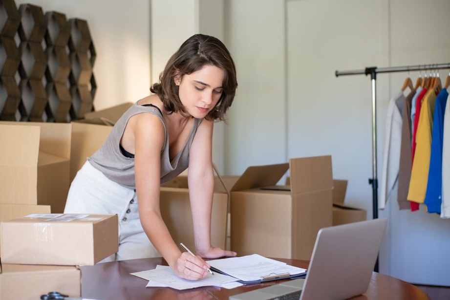 Une entrepreneuse vérifie les champs de son formulaire