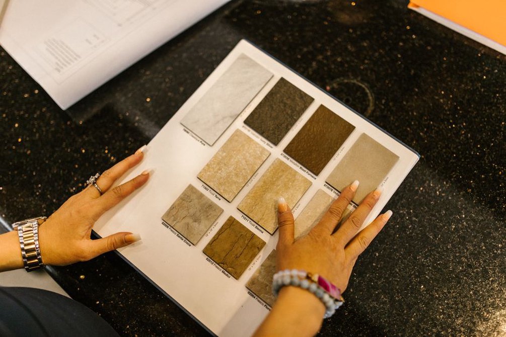 Échantillons de matières à côté d’une fiche produit
