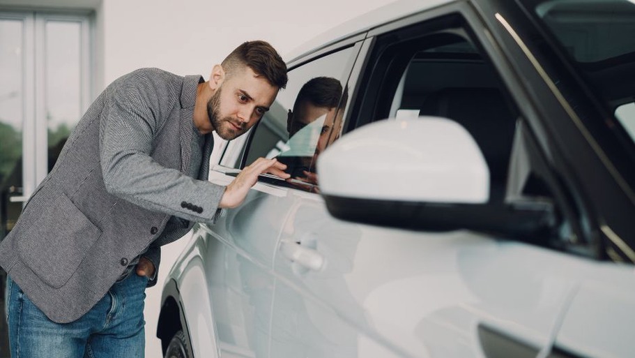 L’équipe vérifie le parcours indiqué dans le showroom