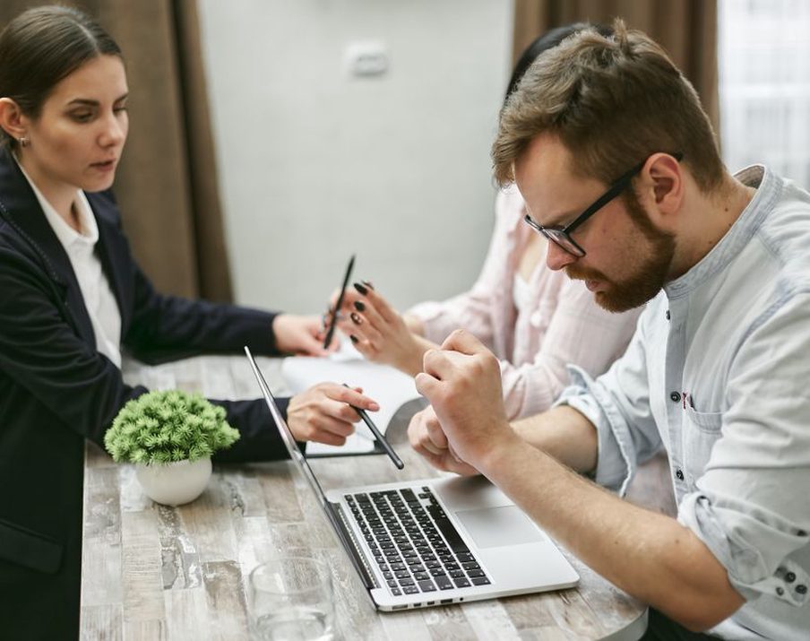 Équipe triant des questions reçues par les clients