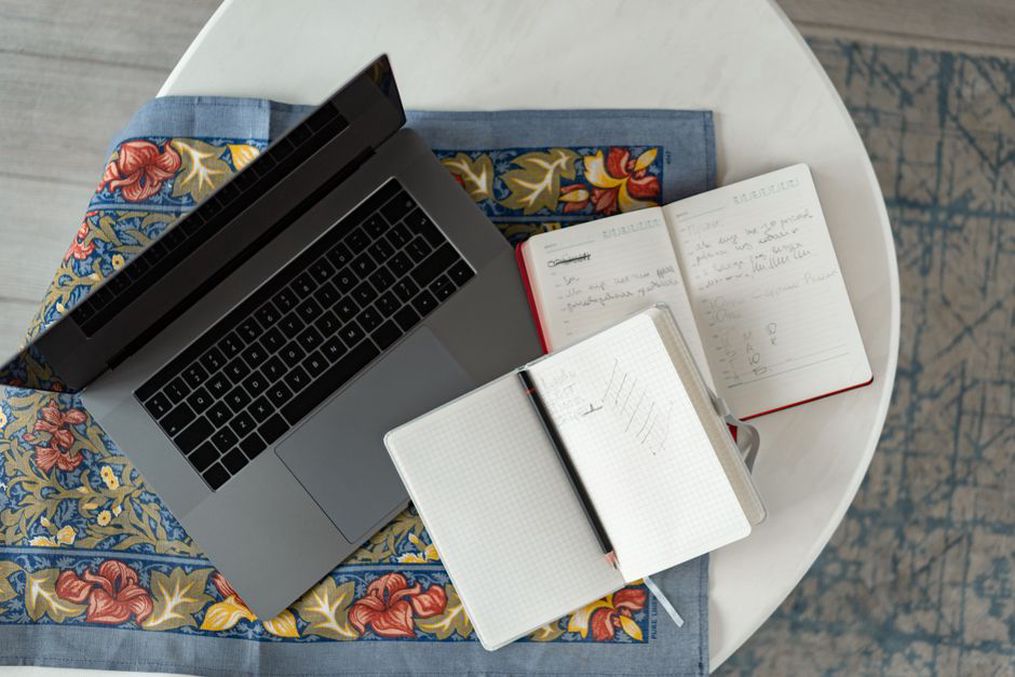 Vérification des pages du site avec des notes à portée de main