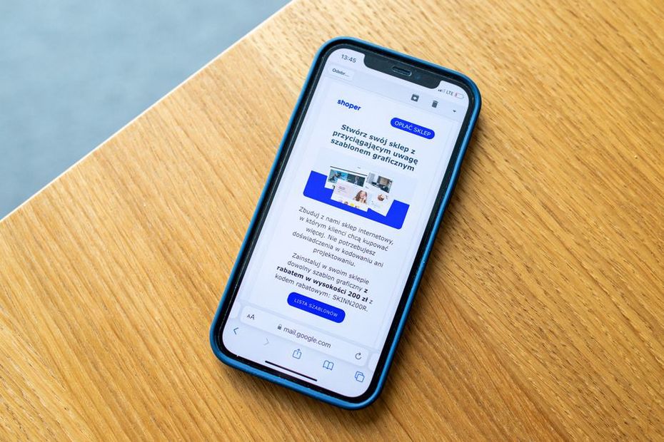 Une page de présentation consultée sur téléphone