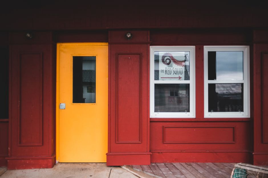 Entrée d’un atelier signalée près de la porte