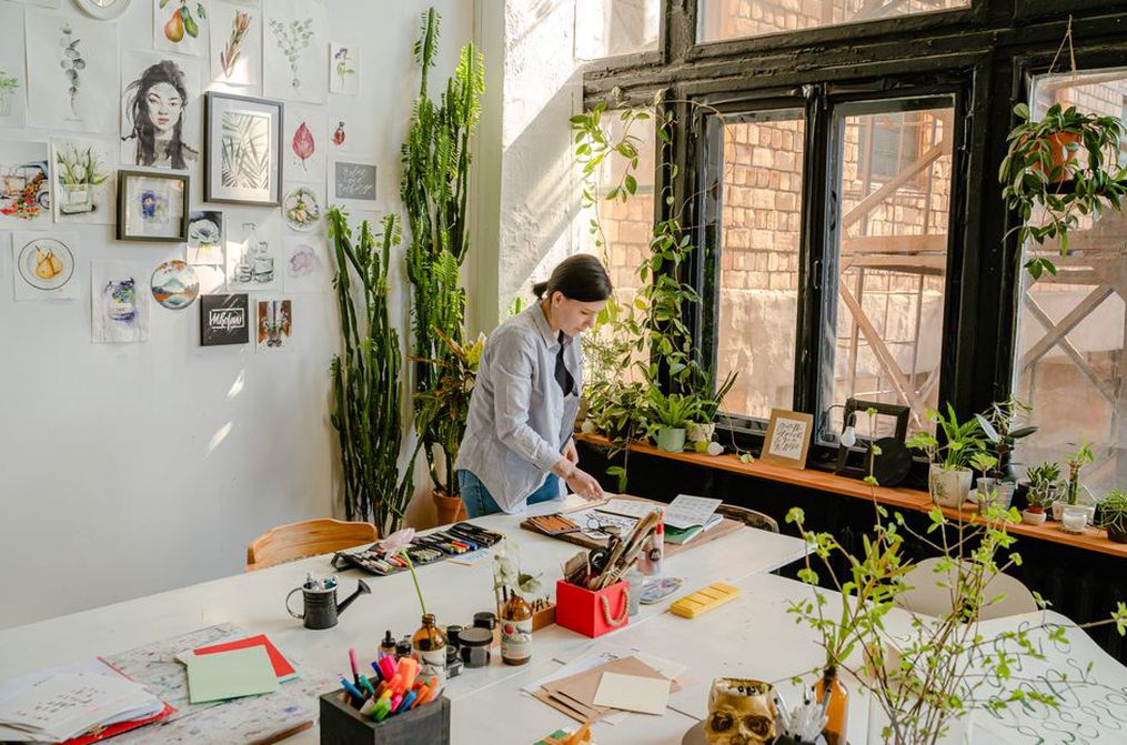 Des plantes dégagent la vue sur les postes de travail