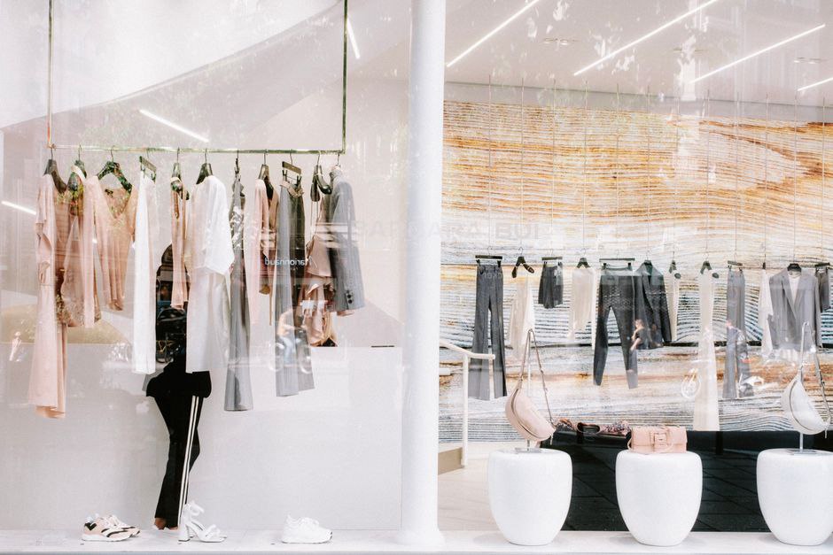 Des portants espacés facilitent la découverte des vêtements