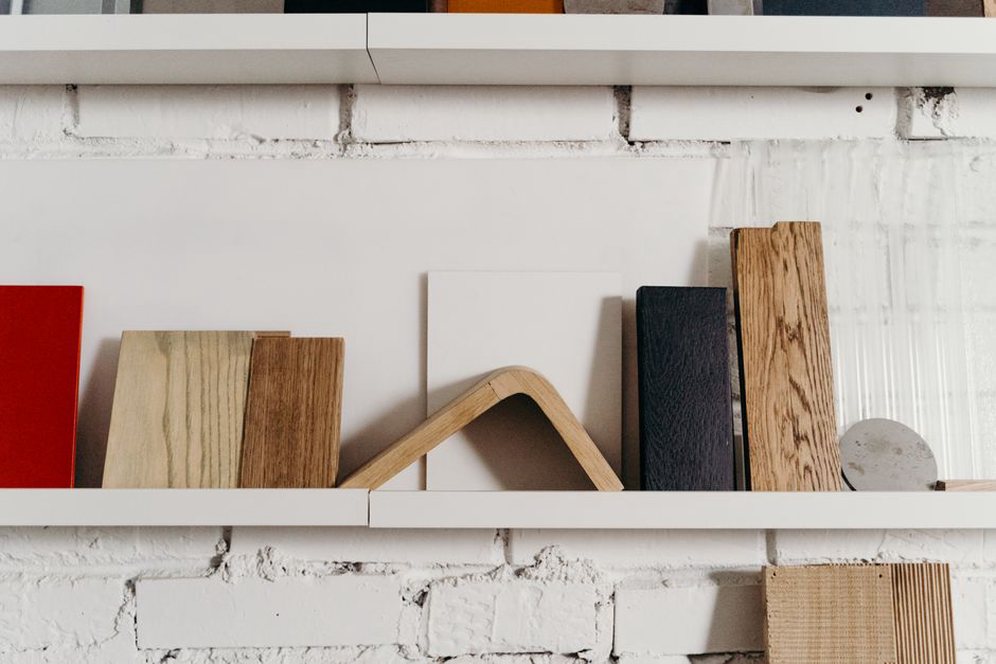 Matières et volumes présentés dans un petit showroom