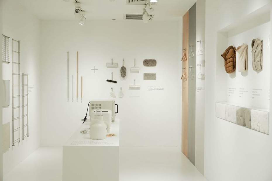 Mobilier déplaçable dans un showroom aux circulations dégagées