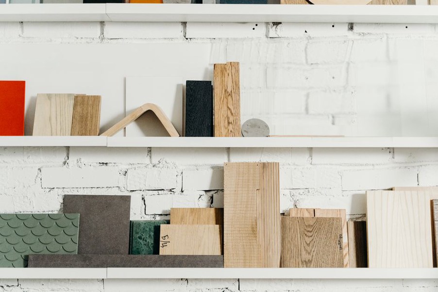 Présentoir en bois et échantillons minéraux dans un espace sobre