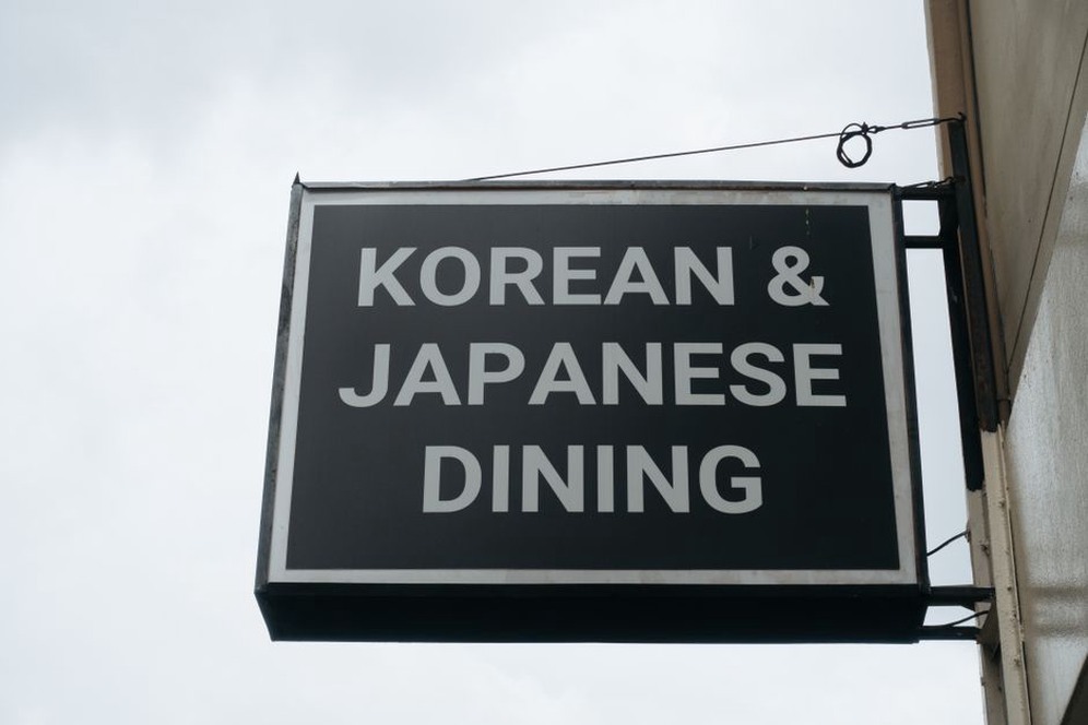 Enseigne et menu lisibles à des distances différentes