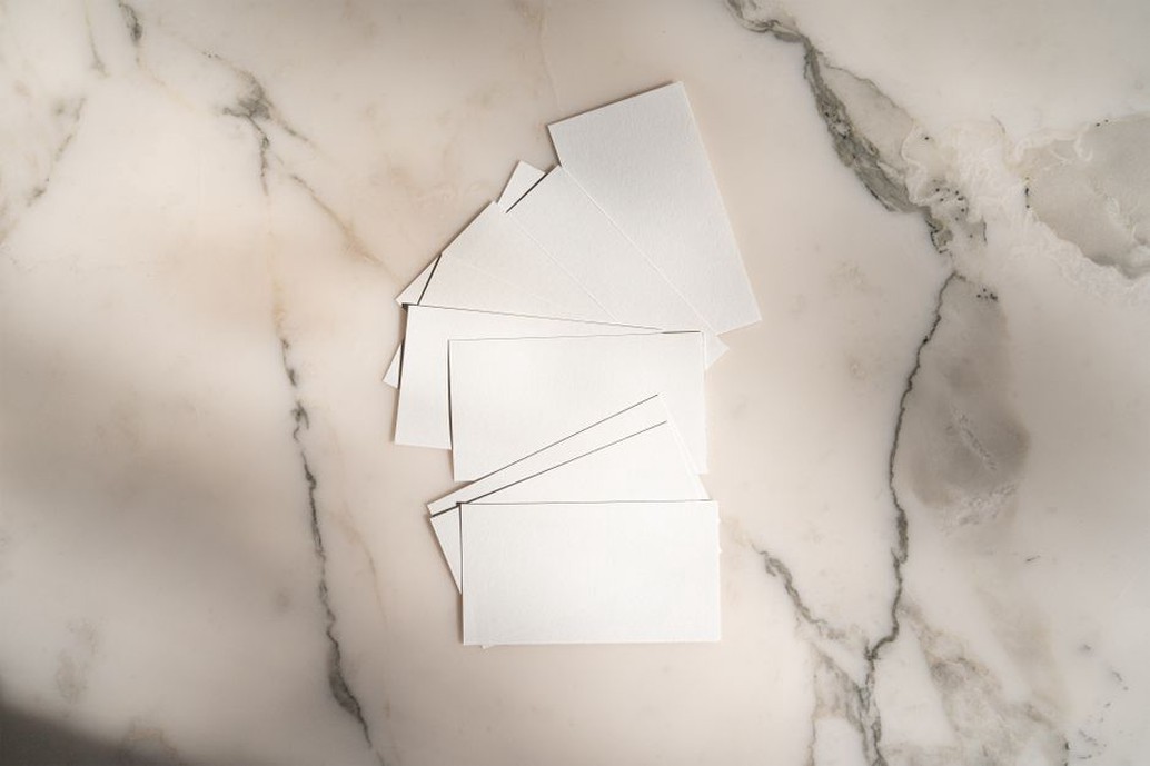 Logo en relief sur une carte à papier texturé