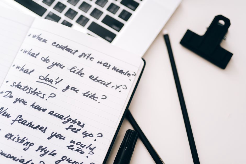 Des notes relient les questions des visiteurs aux pages utiles
