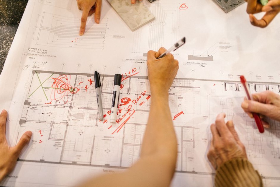 Une équipe examine le plan de son espace d’accueil